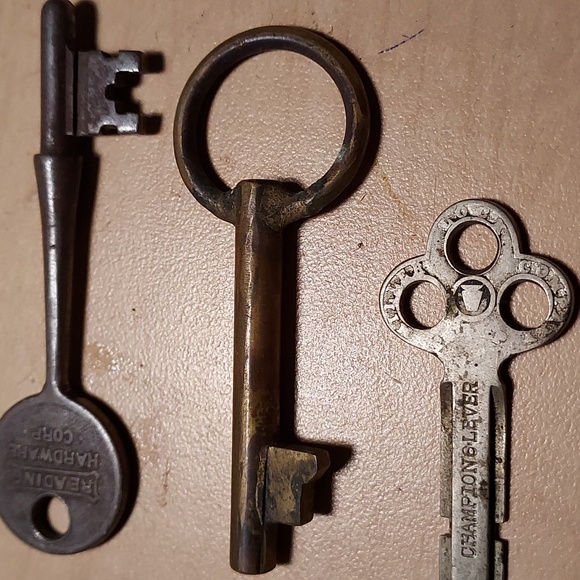 Antique Set of Three Keys One Marked Aug 27 1895 Skeleton Keys Old Keys - Picture 10 of 10